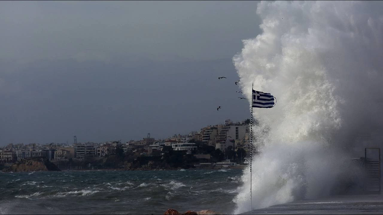 Νέο κύμα κακοκαιρίας «χτυπά» τη χώρα: Τσουχτερό κρύο, ισχυροί άνεμοι και καταιγίδες – Που θα χιονίσει σήμερα